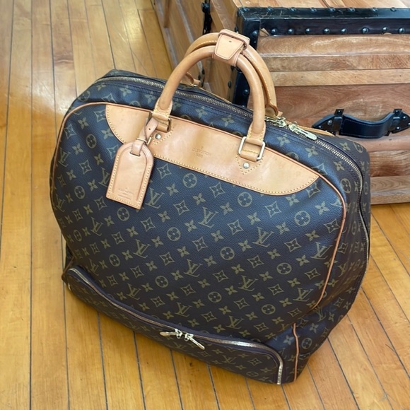 Louis Vuitton large travel bag. - Picture 3 of 10